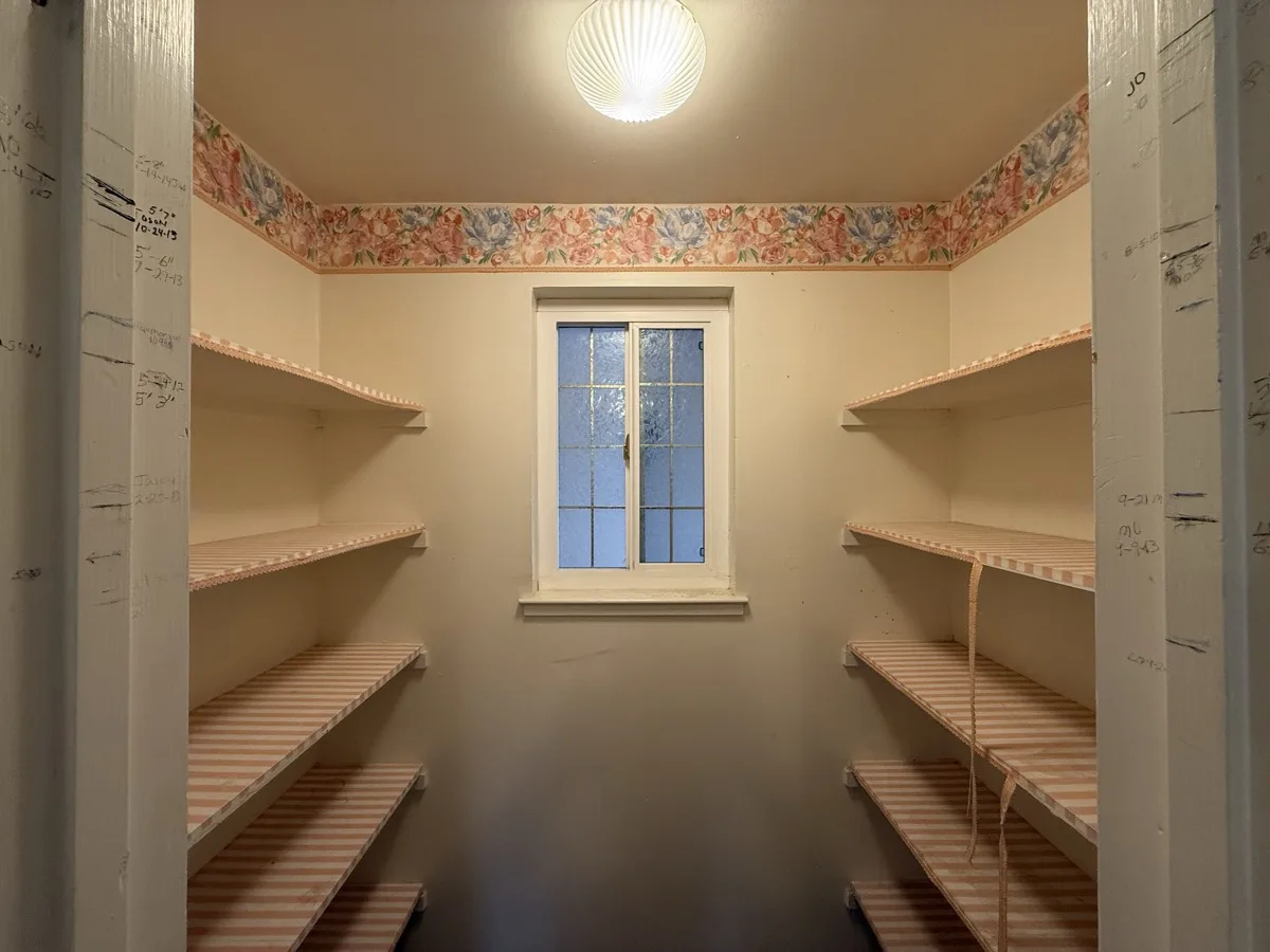 Pantry with dated wallpaper border